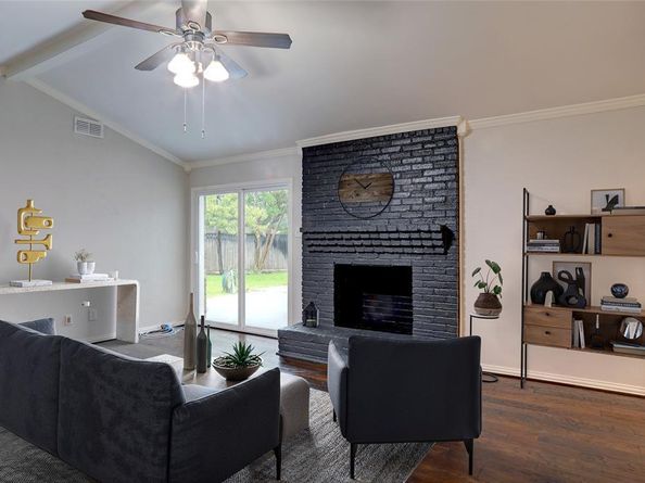 9424  Hunters Creek Drive , Dallas Texas 75243