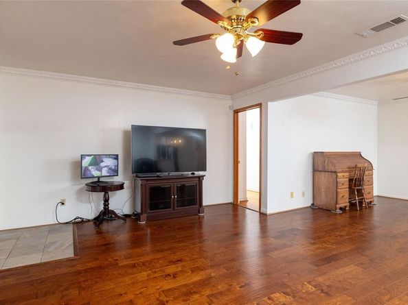 909 W Grauwyler Road , Irving Texas 75061
