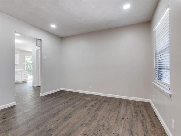 2406  Globe Avenue , Dallas Texas 75228