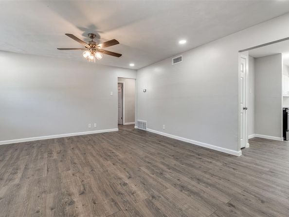 2406  Globe Avenue , Dallas Texas 75228