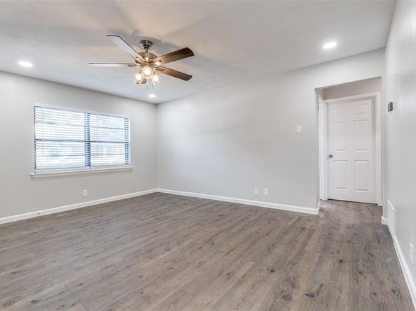 2406  Globe Avenue , Dallas Texas 75228