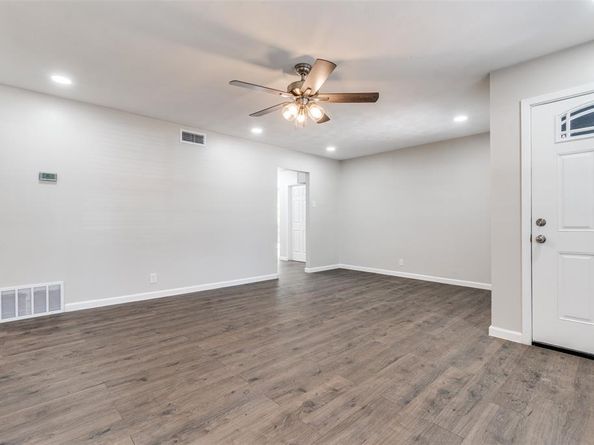 2406  Globe Avenue , Dallas Texas 75228