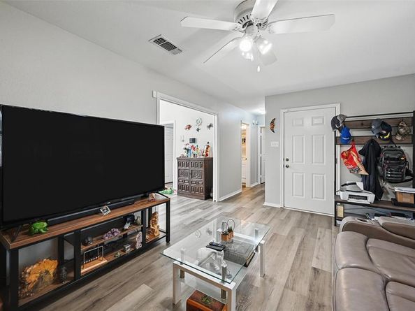 2701  Mims Street , Fort Worth Texas 76112
