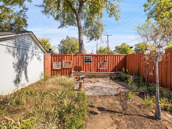 3022  Aster Street , Dallas Texas 75211