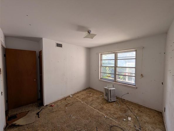 2412  Hillsboro Avenue , Dallas Texas 75228