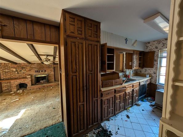 2412  Hillsboro Avenue , Dallas Texas 75228