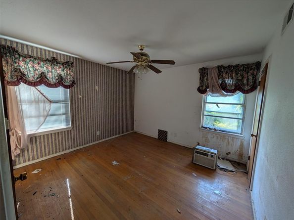 2412  Hillsboro Avenue , Dallas Texas 75228