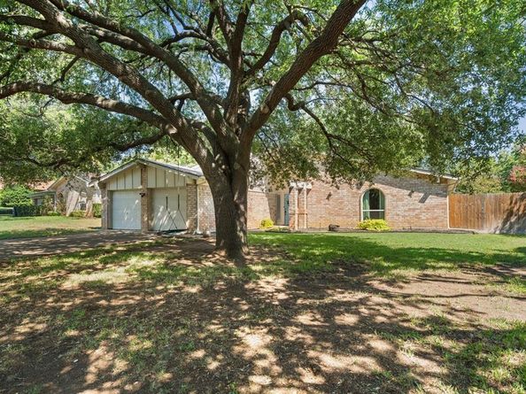 744  Aspen Court , Hurst Texas 76054
