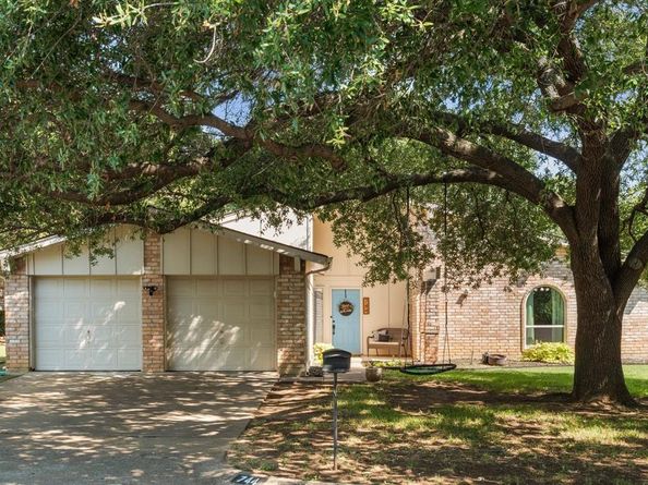 744  Aspen Court , Hurst Texas 76054