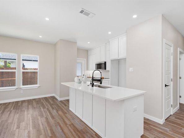 1124 E Annie Street , Fort Worth Texas 76104