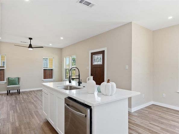 1124 E Annie Street , Fort Worth Texas 76104