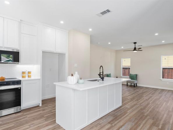 1124 E Annie Street , Fort Worth Texas 76104