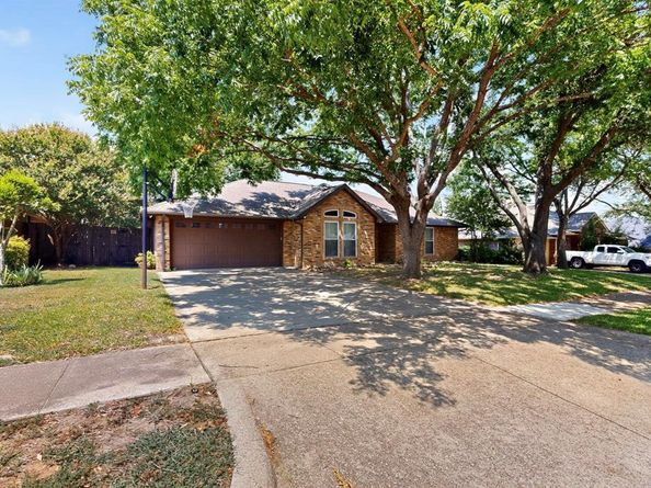 10168  Stoneleigh Drive , Benbrook Texas 76126