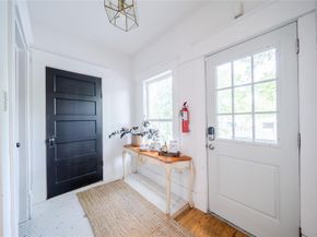 729 N Bishop Avenue , Dallas Texas 75208