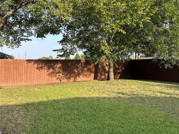 925  Woodcrest Drive , Lancaster Texas 75134