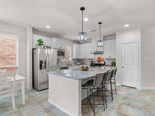 921  Montgomery Way , Lantana Texas 76226