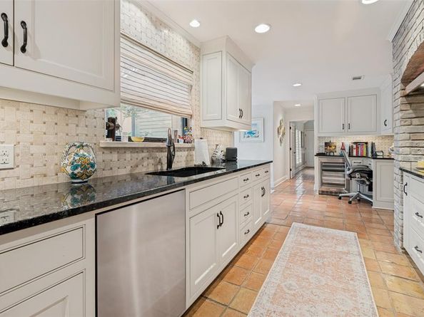 2405  Bluffview Court , Arlington Texas 76011