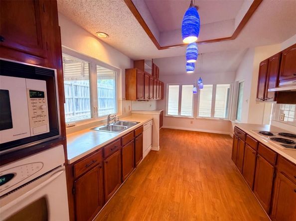301  Hillside Court , Garland Texas 75043