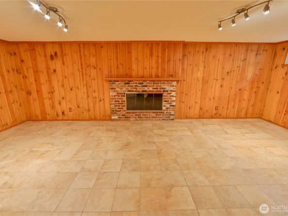 10915 N Deer Drive, Woodway WA 98020