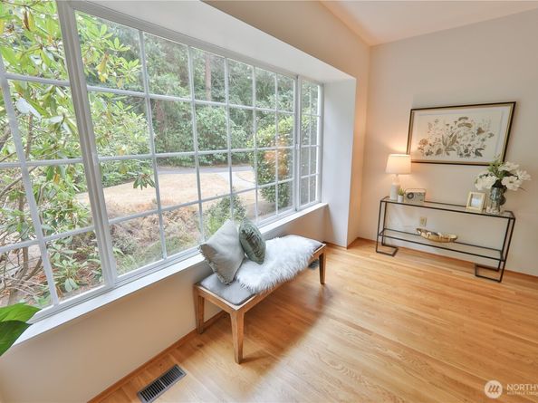 10915 N Deer Drive, Woodway WA 98020