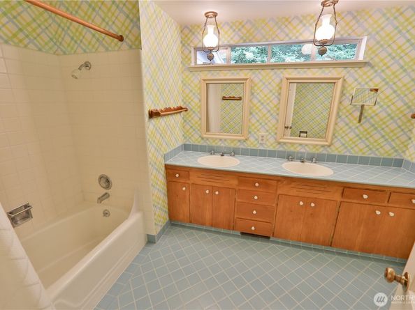 10915 N Deer Drive, Woodway WA 98020