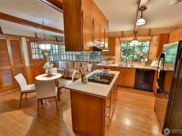 10915 N Deer Drive, Woodway WA 98020