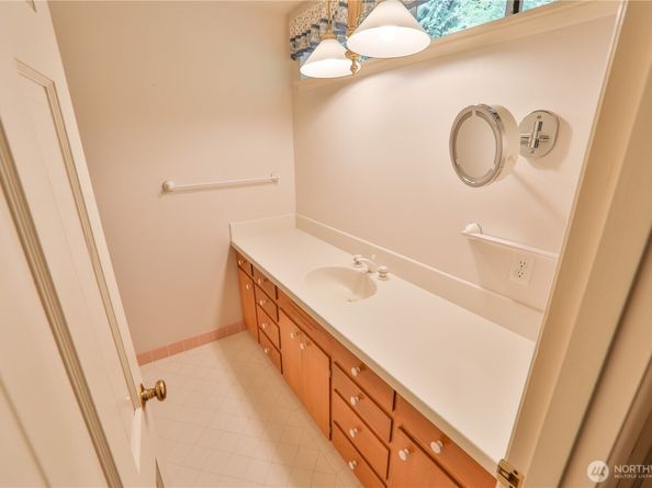 10915 N Deer Drive, Woodway WA 98020