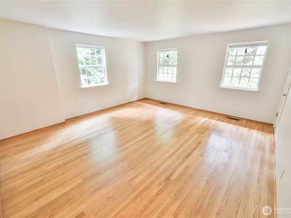 10915 N Deer Drive, Woodway WA 98020