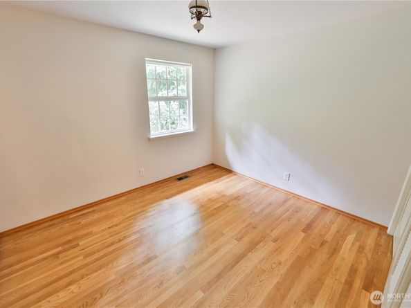 10915 N Deer Drive, Woodway WA 98020