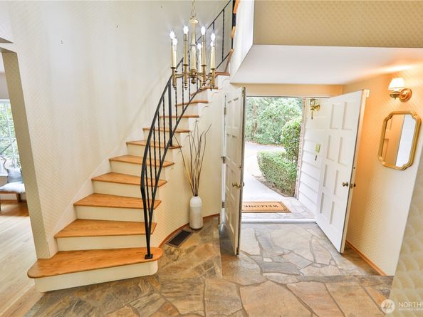 10915 N Deer Drive, Woodway WA 98020
