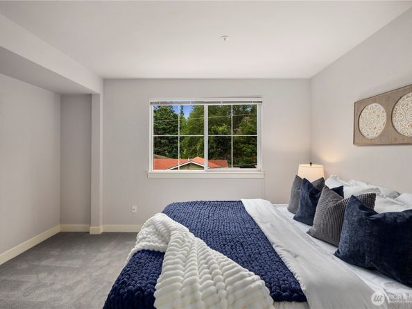 120 Newport Way NW 17, Issaquah WA 98027