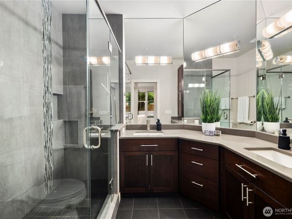 120 Newport Way NW 17, Issaquah WA 98027