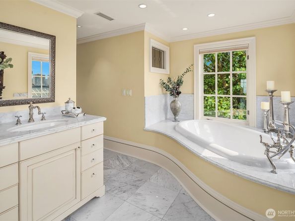 623 W Highland Drive, Seattle WA 98119