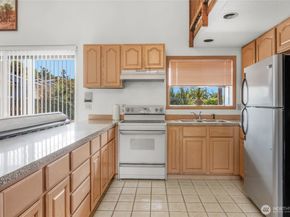 1111 S 274th Place, Des Moines WA 98198