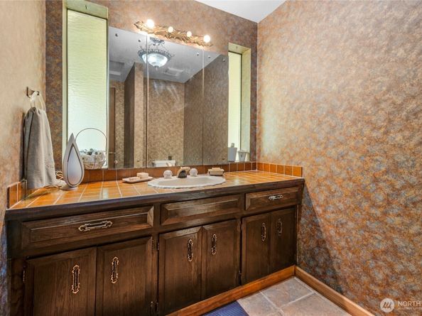 1111 S 274th Place, Des Moines WA 98198