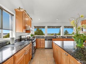1111 S 274th Place, Des Moines WA 98198
