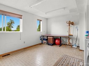 1111 S 274th Place, Des Moines WA 98198