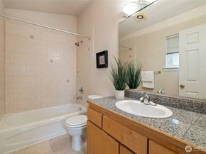 1512 NW 57th St B, Seattle WA 98107
