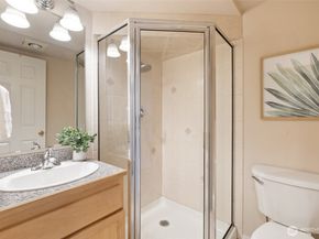 1512 NW 57th St B, Seattle WA 98107