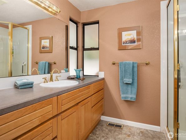 18939 NE 20th Court, Redmond WA 98052