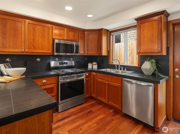 1915 9th Avenue W, Seattle WA 98119
