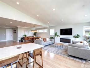 1025 N 36th Street, Renton WA 98056