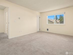 8823 Holly Drive M206, Everett WA 98208