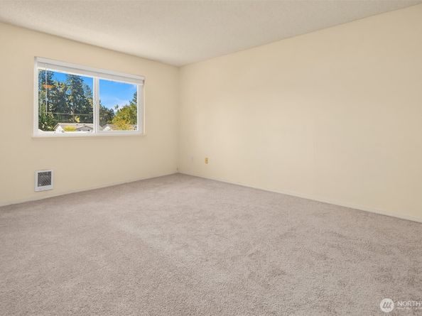 8823 Holly Drive M206, Everett WA 98208