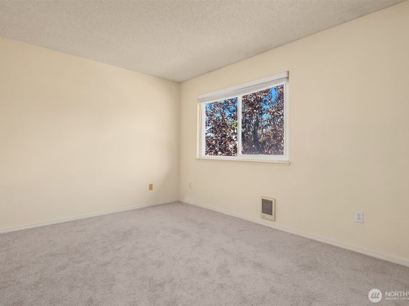 8823 Holly Drive M206, Everett WA 98208
