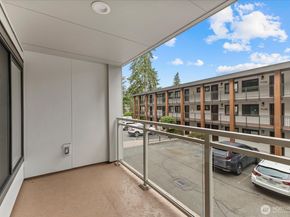 130 105th Avenue SE 108, Bellevue WA 98004