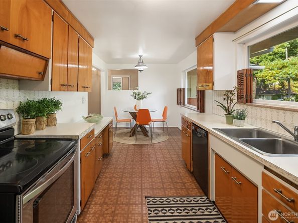 561 N 166th Street, Shoreline WA 98133