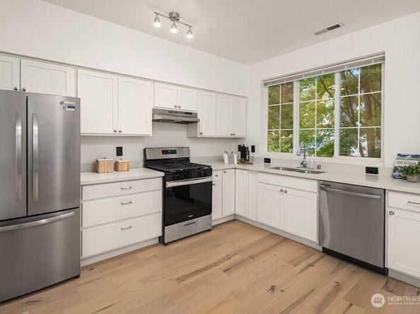 18247 NE 96th Way 104, Redmond WA 98052