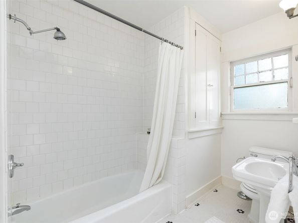 1022 NE 69th Street, Seattle WA 98115