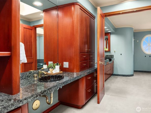 4701 NE Shore Place, Lake Forest Park WA 98155